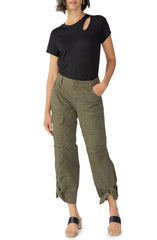 Front of women wearing the Sanctuary Cali Cargo Pant in mossy green