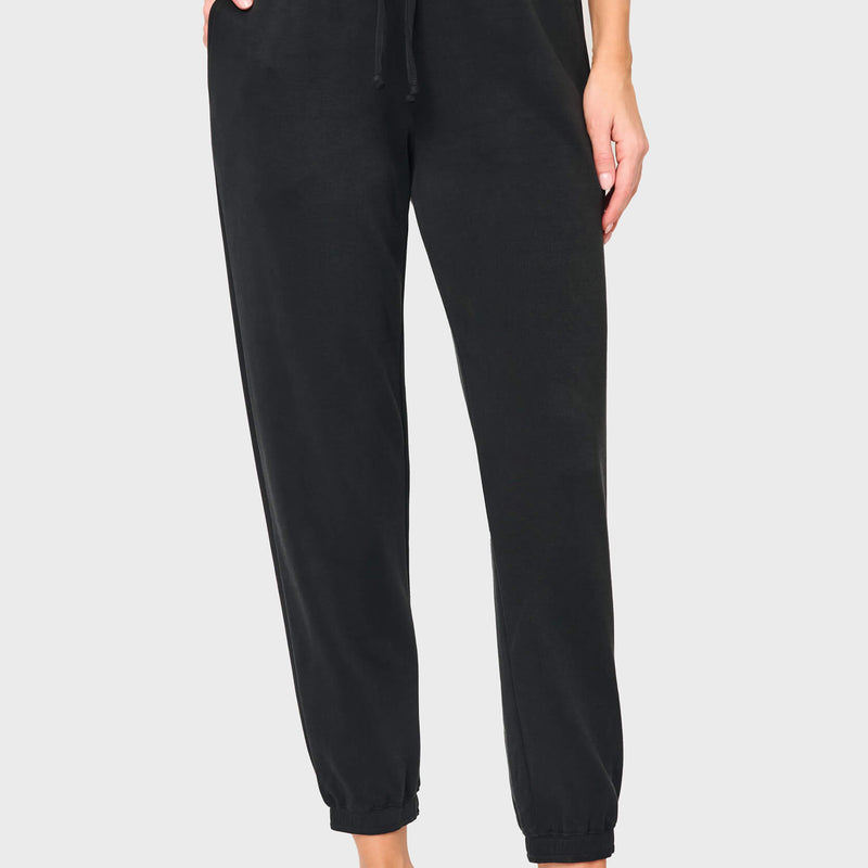 Woman modeling Cloud Scuba Easy Everywhere Jogger Pant styled for traveling